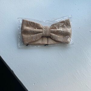 Elegant Gold Bow Tie